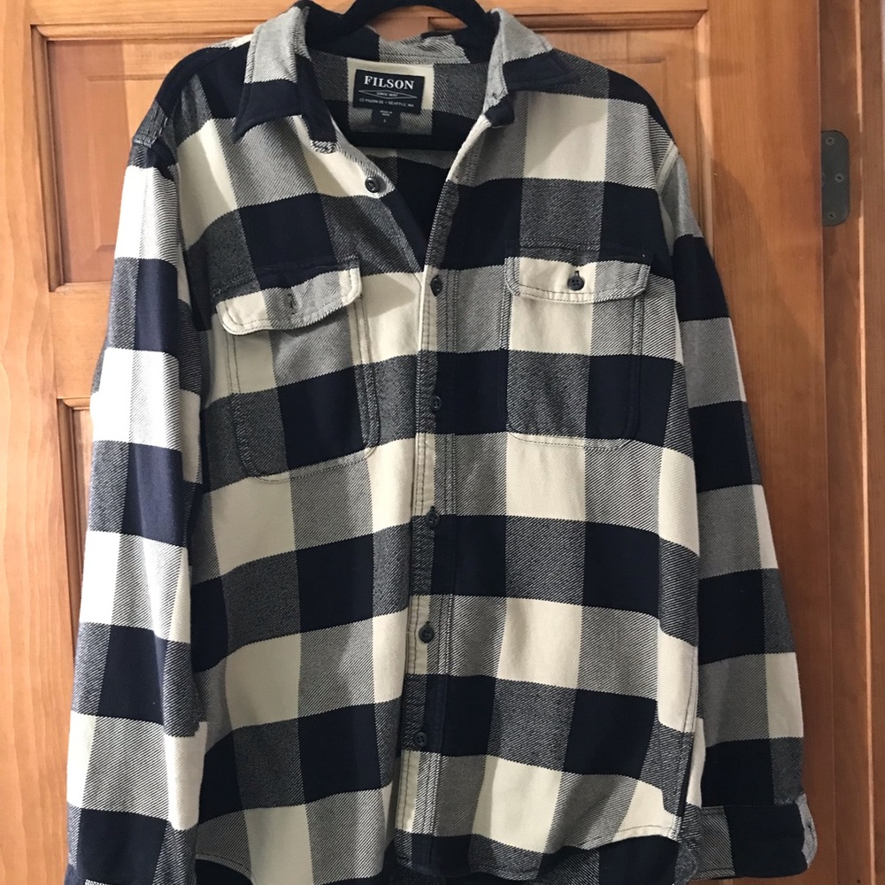 Filson men’s flannel size large smoke free home. **there is a tear in the sleeve